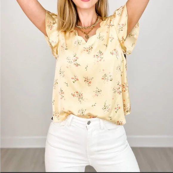 NWT Short Tulip Sleeve Floral Print V-Neck Satin Top 1X Yellow - Picture 5 of 13